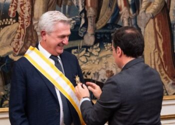 Filippo Grandi receives the Grand Cross of Isabella the Catholic just one month before the end of his UNHCR term