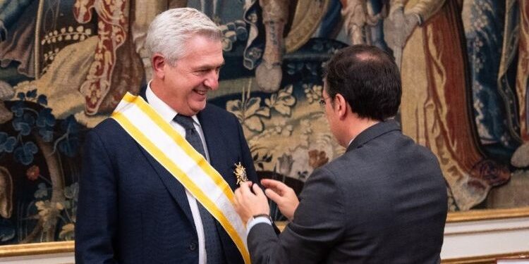 Filippo Grandi receives the Grand Cross of Isabella the Catholic just one month before the end of his UNHCR term