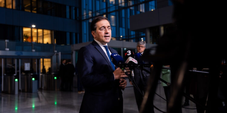 Albares reclama una solución “pacífica” en Venezuela ante las amenazas de Trump