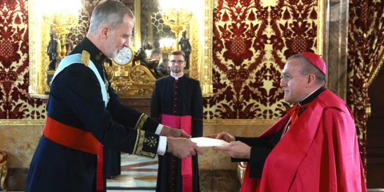 The King receives the Letters of Credence from the Apostolic Nuncio and the Ambassadors of Norway, Luxembourg, Lithuania, Brazil, and Ireland
