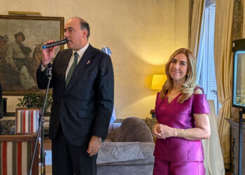 La diseñadora de joyas Lissi Fracchia presenta su nueva colección en la Embajada argentina