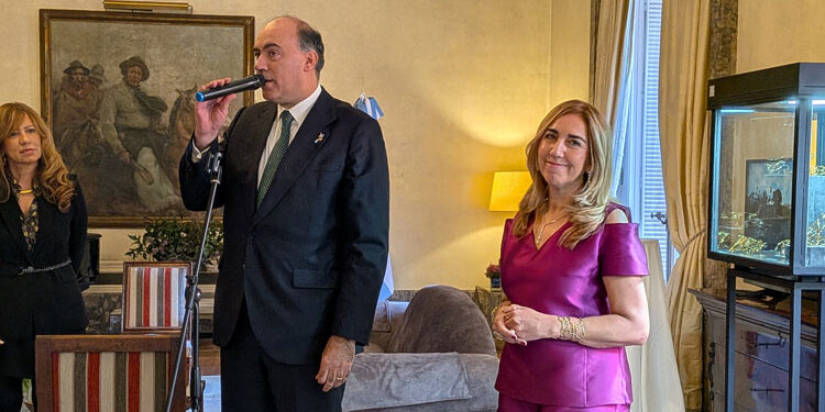 La diseñadora de joyas Lissi Fracchia presenta su nueva colección en la Embajada argentina