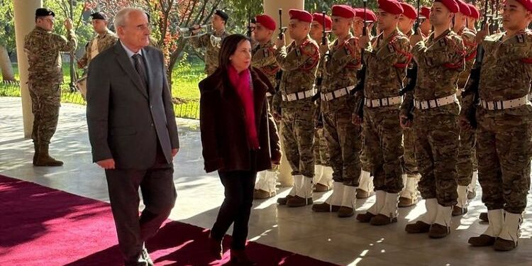 Robles asegura a su homólogo libanés que España seguirá apoyando a su país pese a la posible retirada de la FINUL