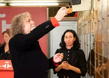 Roma community deposits a copy of the 1425 safe-conduct for their entry into Spain at the Cervantes Institute