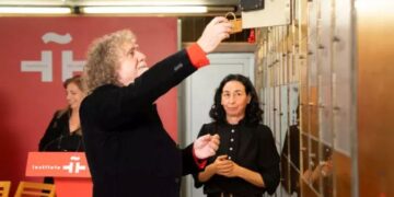 Roma community deposits a copy of the 1425 safe-conduct for their entry into Spain at the Cervantes Institute