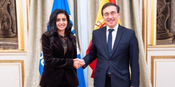 Albares recibe a la nueva secretaria general de ONU Turismo, Shaikha Al Nowais