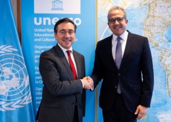 Albares aborda con el director general de la UNESCO las futuras representaciones de Cataluña y Euskadi