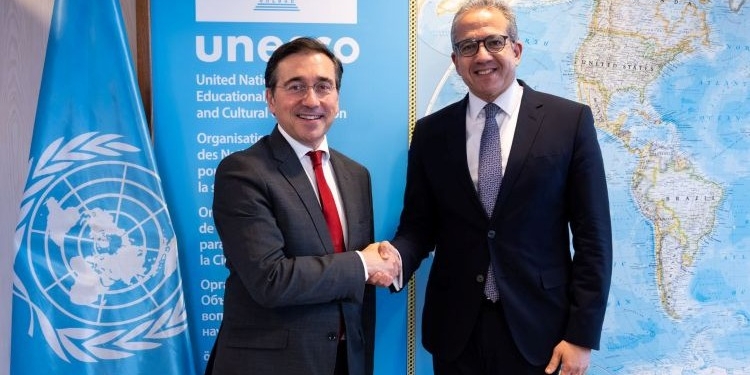 Albares aborda con el director general de la UNESCO las futuras representaciones de Cataluña y Euskadi