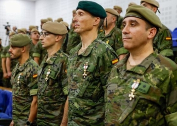 Robles condecora a la BRICAN XVI por su labor en Líbano y antes de su despliegue en Irak y en el ‘Euro Battle Group’