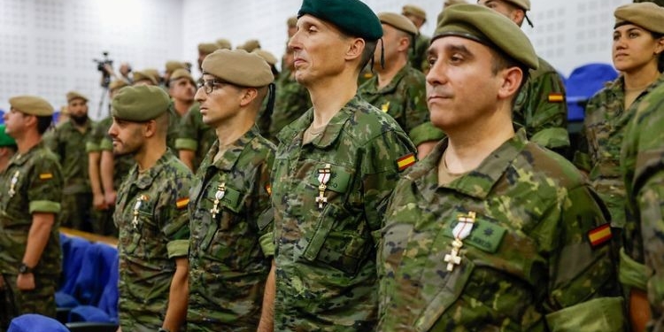 Robles awards the BRICAN XVI for its work in Lebanon and before deploying to Iraq and the Euro Battle Group