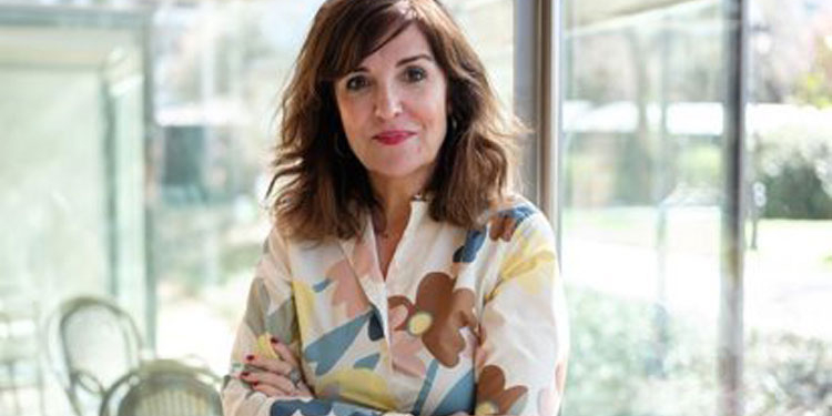 Homenaje y documental de la escritora Elvira Lindo en el Instituto Cervantes