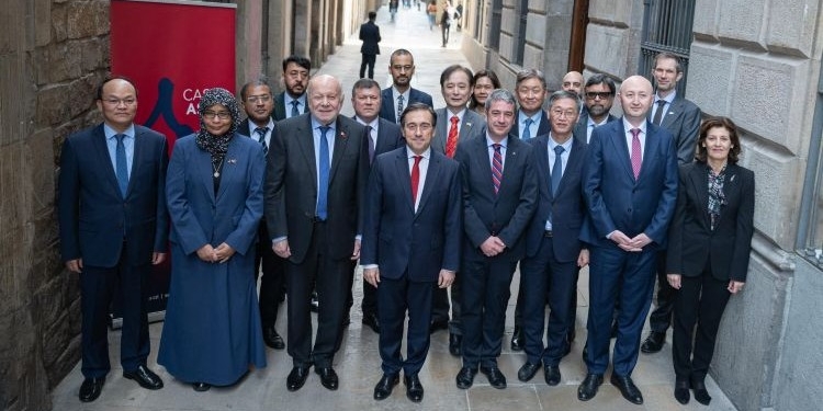 Ministro Albares con embajadores de Asia en Casa Asia, Barcelona.
