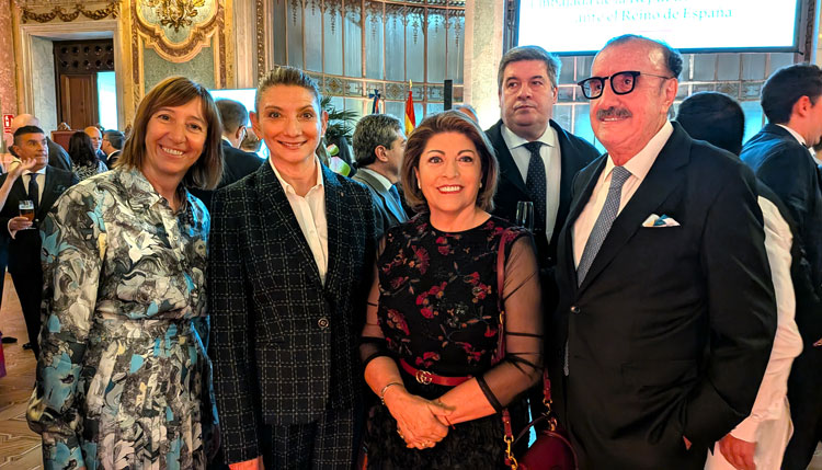 Grupo de personas en la recepción con el embajador de Colombia.