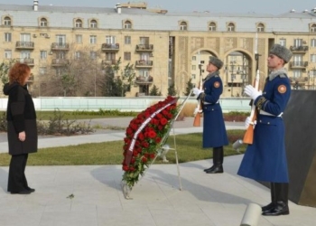 PP y Bildu piden explicaciones por la ofrenda floral de Armengol en Bakú a un monumento a la ocupación de Nagorno-Karabaj
