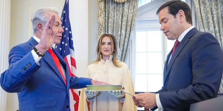The new US ambassador to Spain, Benjamin Leon, is sworn in before Marco Rubio