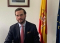 Daniel Losada Millar posando en su oficina con banderas de España y Europa