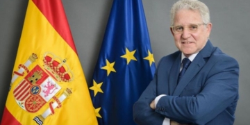 Exteriores cesa por jubilación al embajador en Líbano, Jesús Santos, en pleno debate sobre el futuro de FINUL