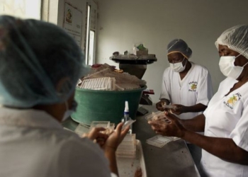 Trabajadores en un laboratorio de cooperación al desarrollo
