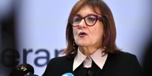 José Manuel Albares hablando sobre Dubravka Šuica en una reunión