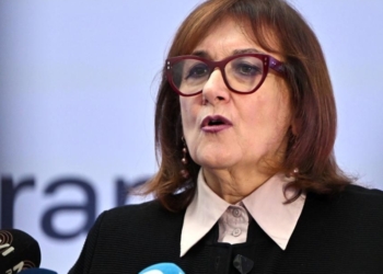 José Manuel Albares hablando sobre Dubravka Šuica en una reunión