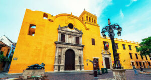 Fachada del Convento de Santo Domingo en Cartagena de Indias
