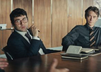 Escena de la película El Arquitecto con dos personajes en una reunión