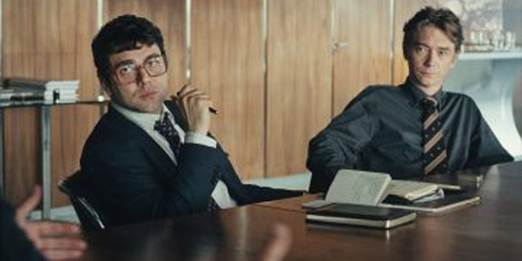 Escena de la película El Arquitecto con dos personajes en una reunión