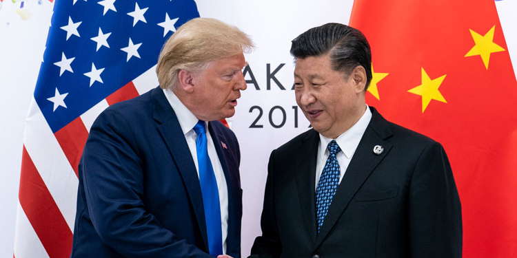 Donald Trump y Xi Jinping estrechando manos en un encuentro diplomático