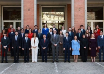 El Rey Felipe VI junto a nuevos diplomáticos en la Escuela Diplomática