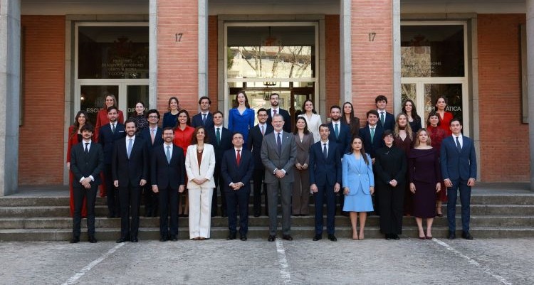 El Rey Felipe VI junto a nuevos diplomáticos en la Escuela Diplomática