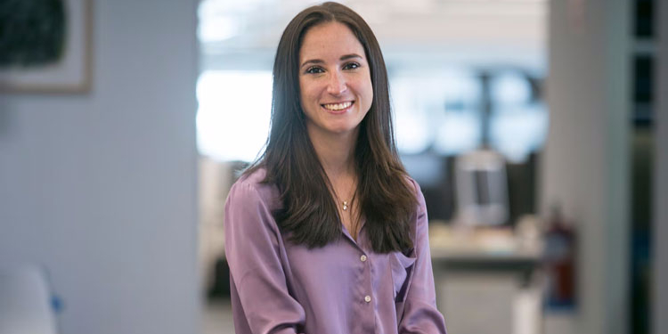 Estefanía Molina, politóloga y autora, sonriendo en su oficina.