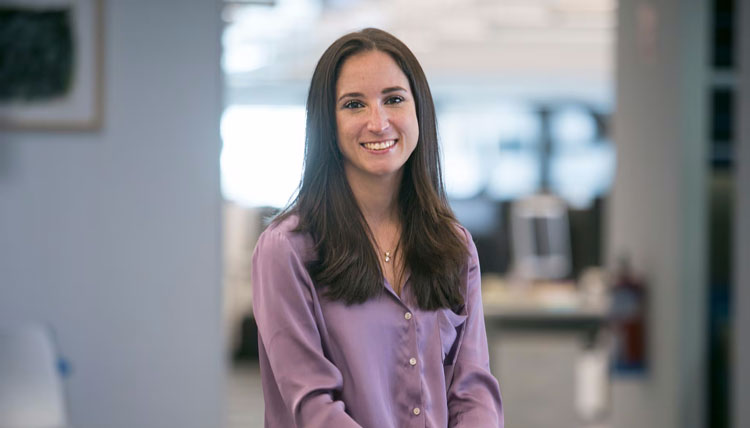 Estefanía Molina, politóloga y autora, sonriendo en su oficina.