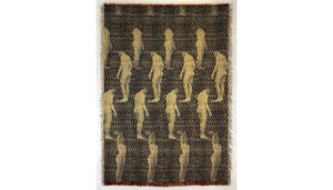 Obra de arte textil con figuras humanas en un fondo oscuro
