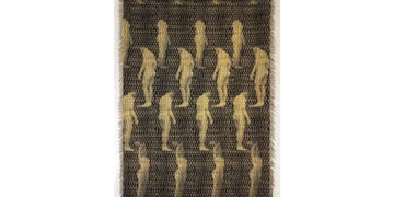 Obra de arte textil con figuras humanas en un fondo oscuro