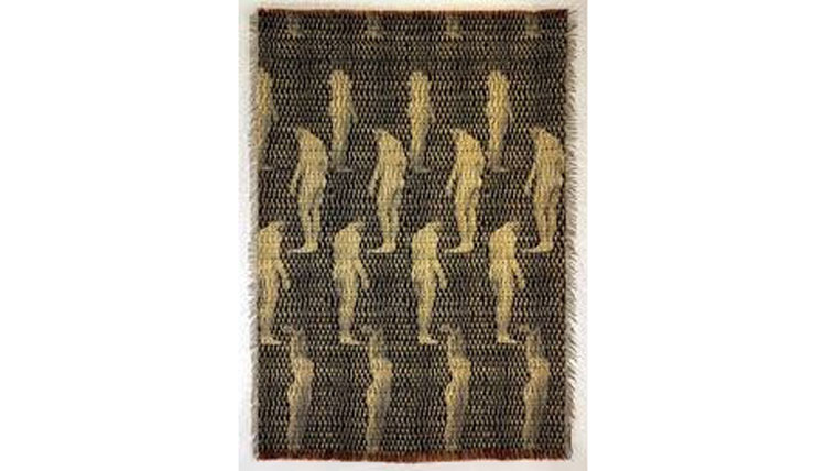 Obra de arte textil con figuras humanas en un fondo oscuro