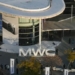 Vista aérea del evento MWC 2026 en Barcelona con asistentes y banners