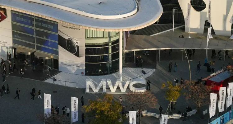 Vista aérea del evento MWC 2026 en Barcelona con asistentes y banners