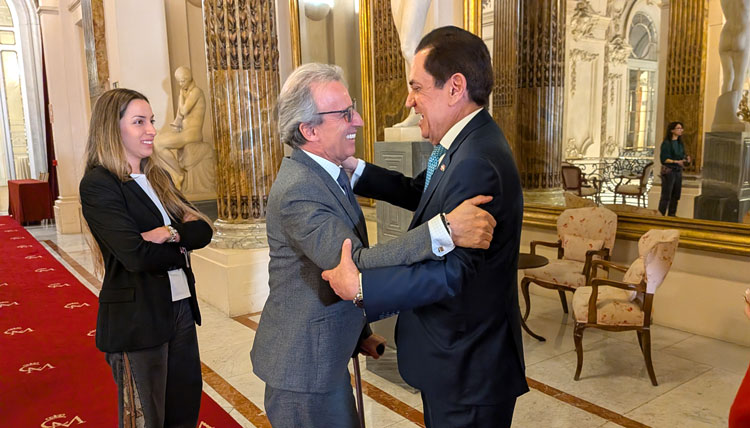 El embajador dominicano Tony Raful saluda a un asistente en la recepción.