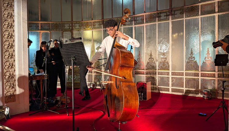 Músico tocando un violonchelo en una recepción dominicana
