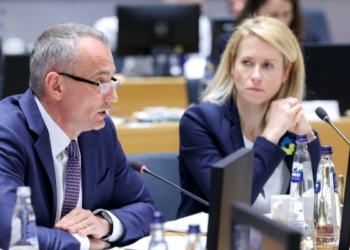 Nikolai Mladenov hablando en una reunión de la Comisión Europea en Bruselas