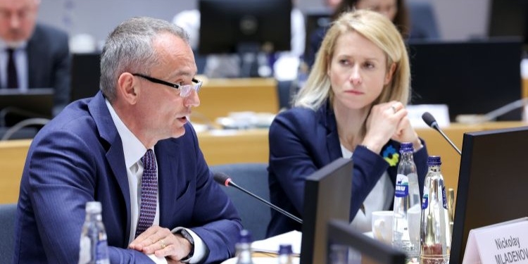 Nikolai Mladenov hablando en una reunión de la Comisión Europea en Bruselas