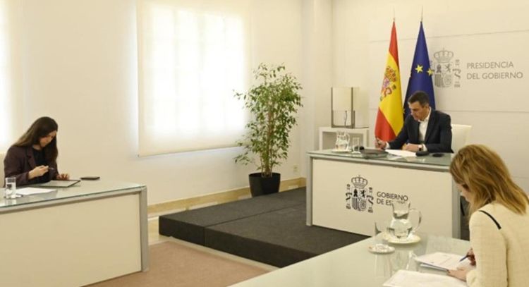 Pedro Sánchez participando en reunión sobre Ucrania por videoconferencia