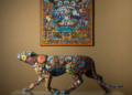 Escultura colorida de un jaguar decorada con arte popular mexicano
