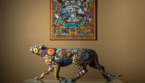Escultura colorida de un jaguar decorada con arte popular mexicano