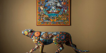 Escultura colorida de un jaguar decorada con arte popular mexicano
