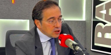 Albares responde a las críticas y asegura que está haciendo una “auténtica revolución” en el Servicio Exterior