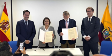 La Embajada del Ecuador lanza 200 becas para ecuatorianas en España