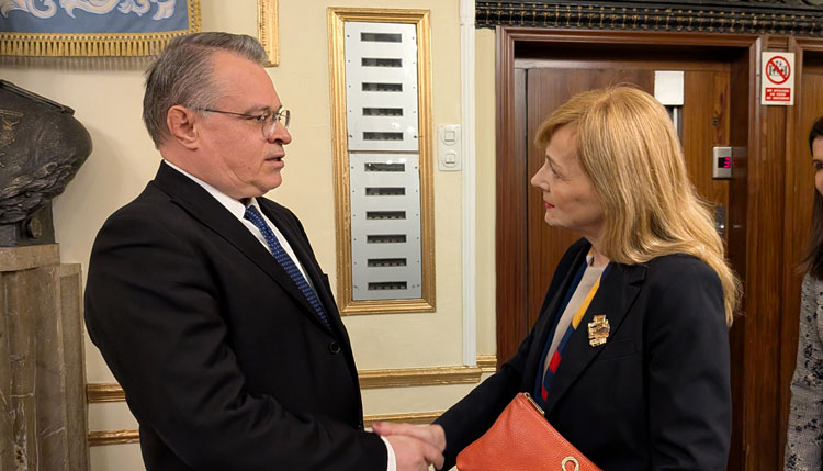 El embajador de Bulgaria en una recepción con asistentes en Madrid.