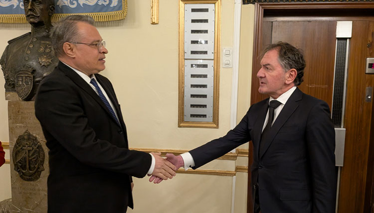 El embajador de Bulgaria y un diplomático en un saludo cordial durante la recepción.