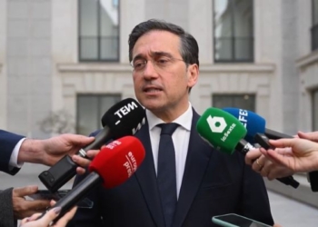 José Manuel Albares hablando con periodistas sobre Irán y Oriente Medio